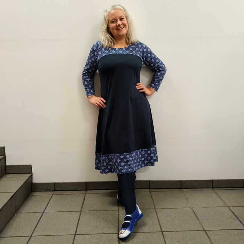 Plus Size Kjole Saki Blue Flower i Store Plus Size Størrelser