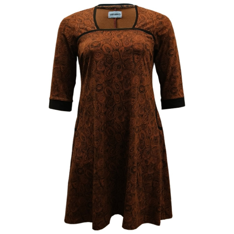 Plus Size Kjole Tokyo Chocolate Doodles i Store Plus Size Størrelser