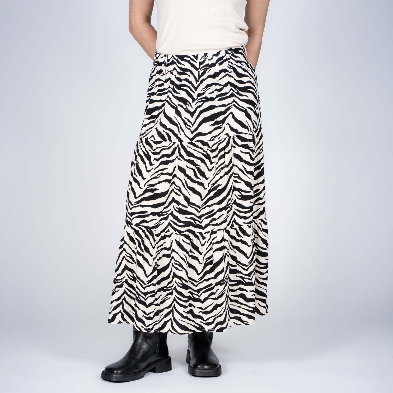 Sasia Felina Dame Nederdel Black Sandshell   i Store Plus Size Størrelser
